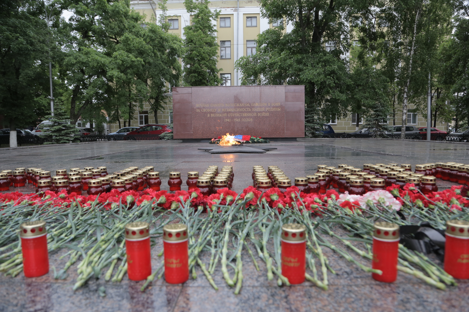 Мемориал огонь памяти. Вечный огонь Вологда. Свеча памяти Вологда. Вечный огонь свеча.