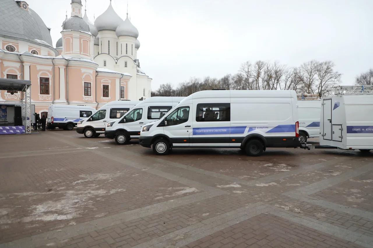 Концерты и фильмы в отдаленной сельской местности: передвижные автоклубы  отправились в районы области